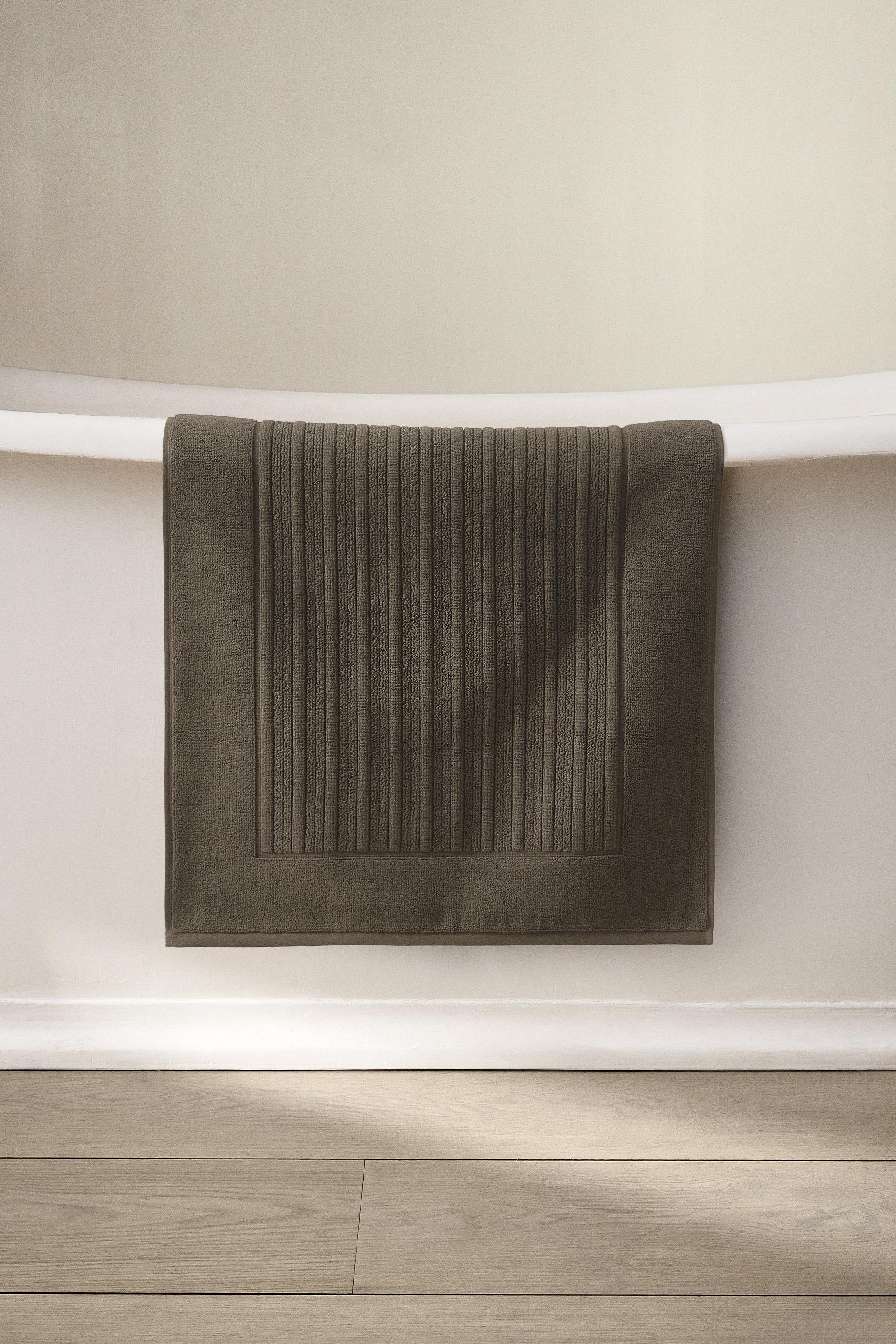 VELOUR TEXTURED STRIPED BATH MAT